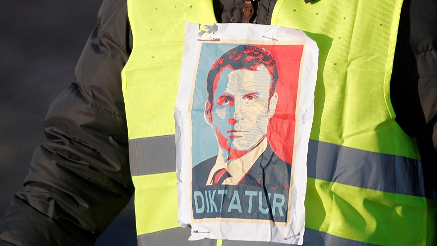 الديكتاتور الفرنسي يسحق شعبه الاصفر