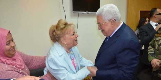 الرئيس الفلسطيني يقلّد ناديا لطفي وسام القدس بالمستشفى