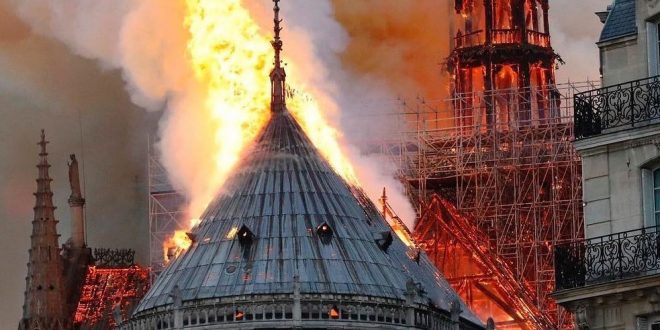 Notredam Cthedrae in Paris - كنيسة نوتردام في باريس