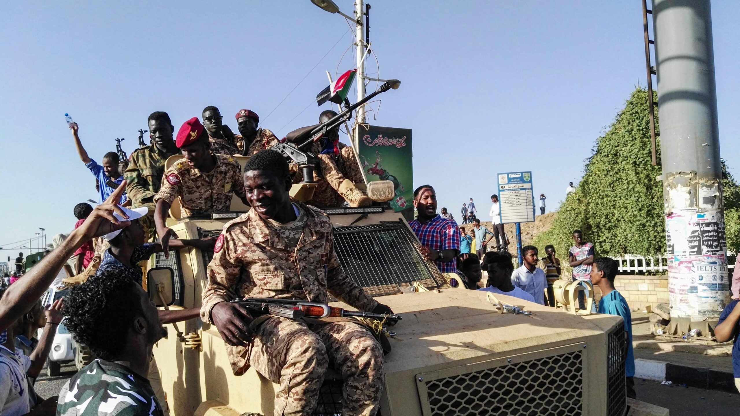 الجيش السوداني يطيح بالرئيس عمر البشير ويعتقل مساعديه