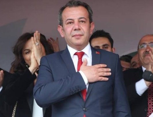 رئيس بلدية تركية من الحزب المعارض يقطع المساعدات عن السوريين