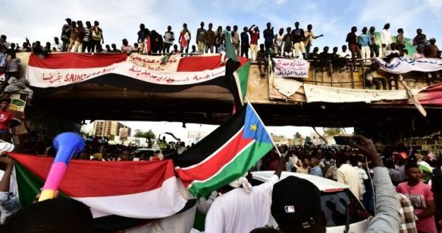 بدء فض الاعتصام في السودان بالقوة من المجلس العسكري