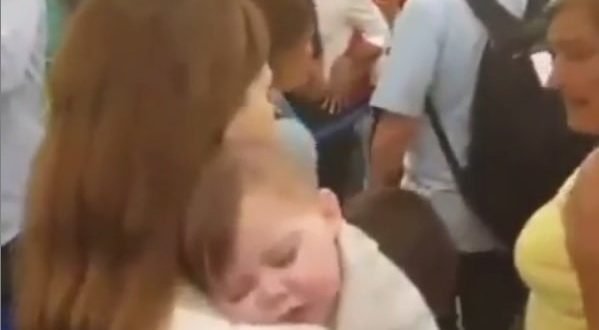 وقفة نانسي عجرم في المطار تقلب الدنيا ووزيرة الداخلية تتصل بها