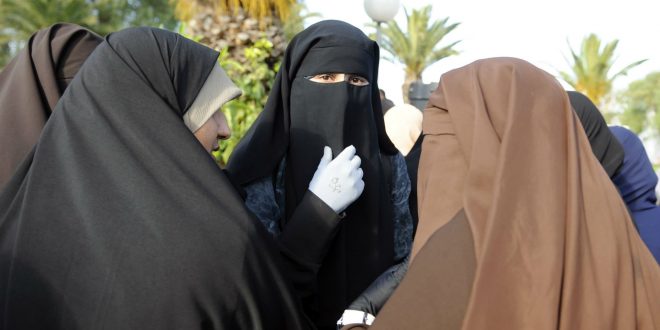 منع ارتداء النقاب في تونس بكل المؤسسات الحكومية