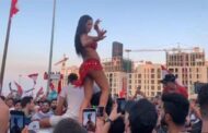 بالفيديو: محجبة تطرد الراقصة سماهر من التظاهرات.. والاخيرة ترد