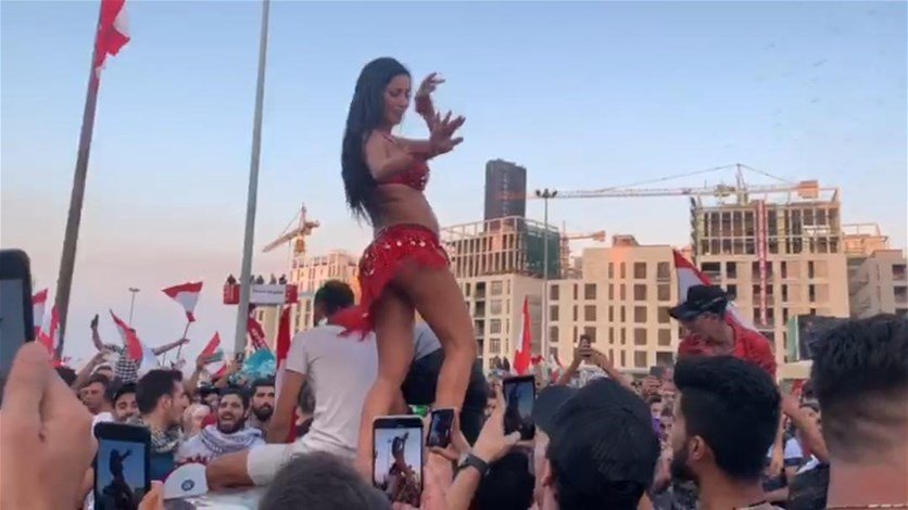 بالفيديو: محجبة تطرد الراقصة سماهر من التظاهرات.. والاخيرة ترد