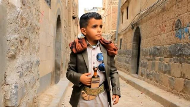 بالفيديو: مايسترو لبناني يتبنى الطفل اليمني 