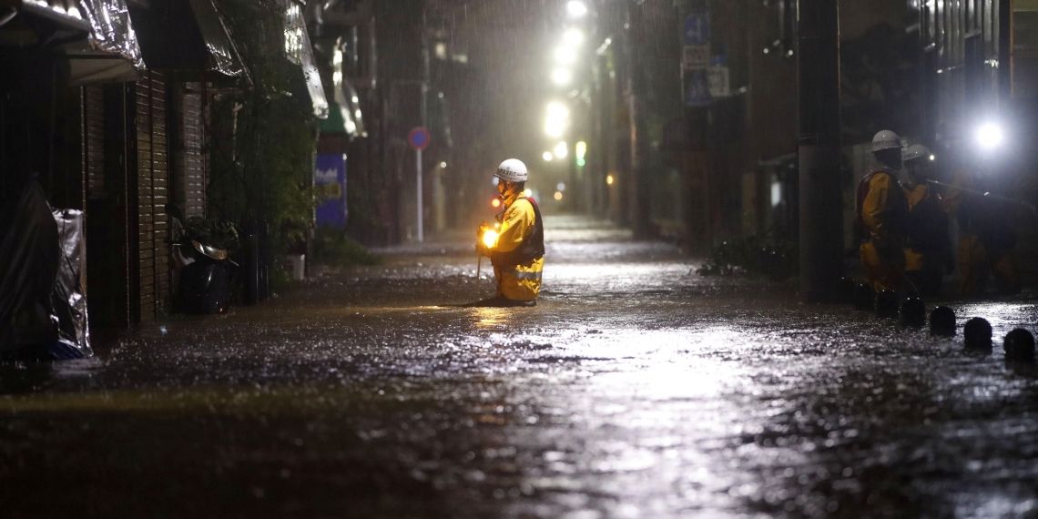 بالفيديو.. أقوى اعصار يضرب طوكيو
