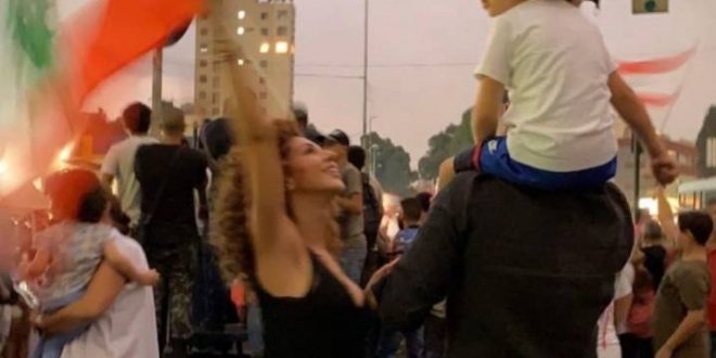 ميريام فارس خلال مشاركتها بالتظاهرة