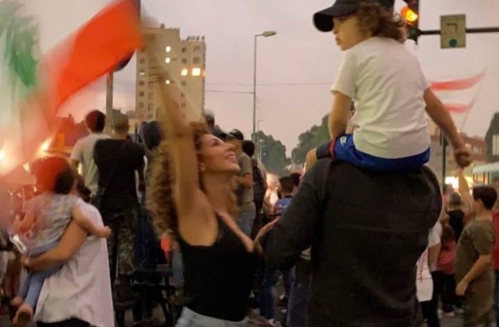 نجوم لبنان يواصلون التظاهر في الاحتجاجات بينهم ميريام فارس