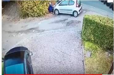 فيديو غريب: سيدة تدهس نفسها بسيارتها