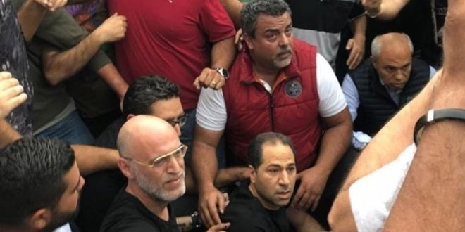 الجيش اللبناني يتراجع في ذوق مصبح سامحا للمتظاهرين بقطع الطريق