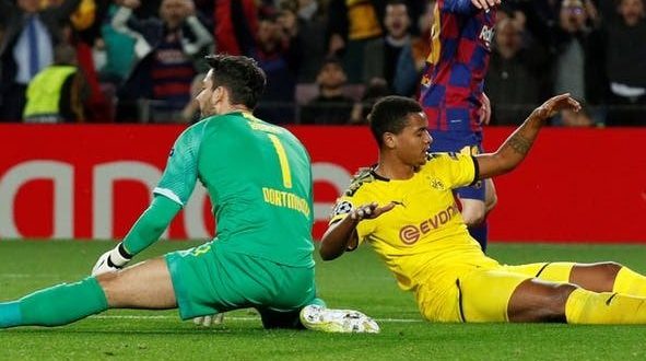 ميسي يحتفل بمباراته ال700 مع برشلونة
