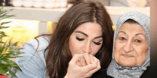 ديما صادق مع والدتها