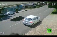 حفرة تظهر فجأة وتبتلع سيارة.. بالفيديو