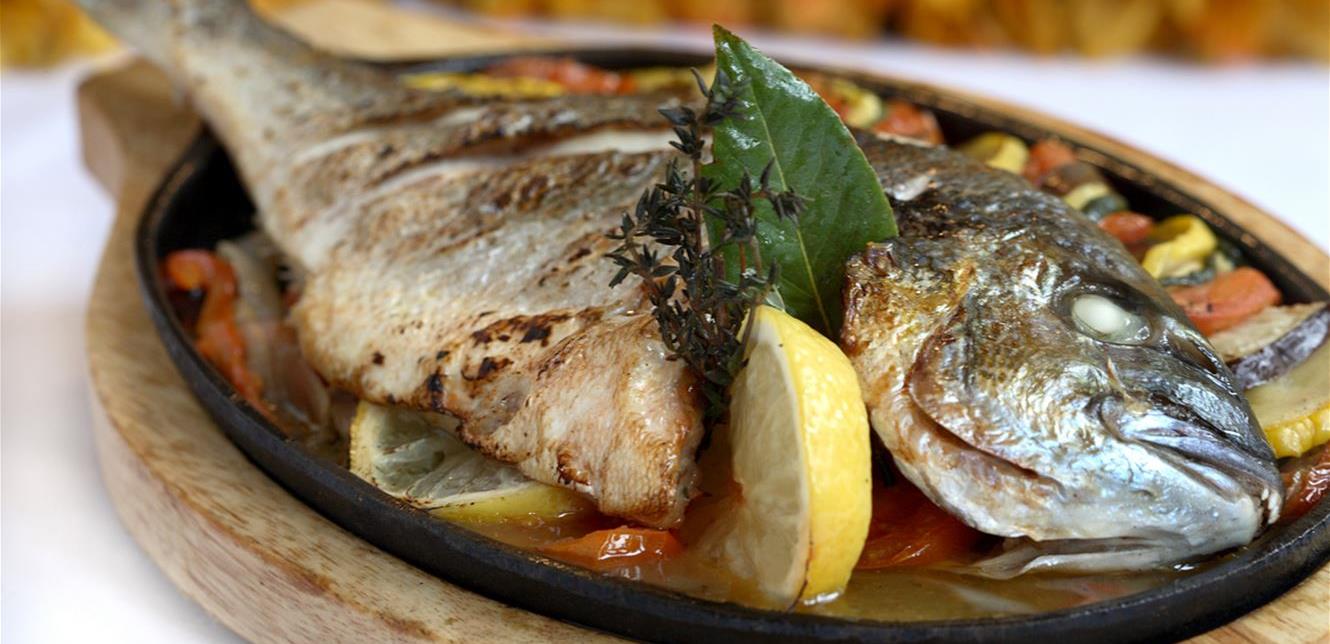 مطعم عربي يقدم السمك مغطى بالذهب