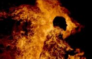 مواطن يحرق نفسه في طرابلس ويفارق الحياة.. فيديو