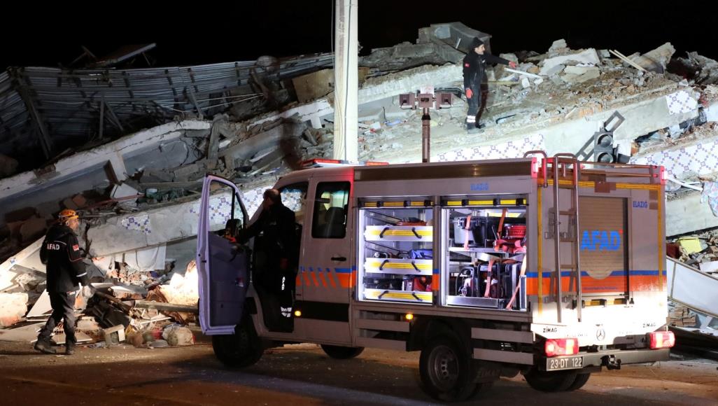مشهد مباشر للحظة وقوع الزلزال التركي.. وضحاياه 21 قتيلا وأكثر من ألف مصاب