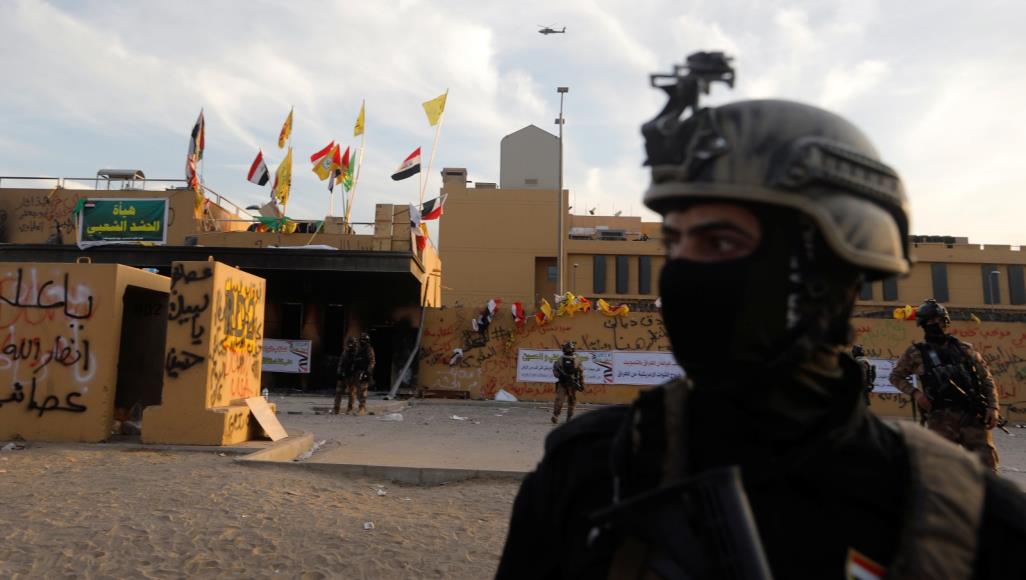 العراقيون يعايدون واشنطن باقتحام السفارة الأميركية في بغداد