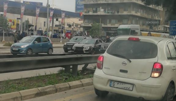 إغلاق طرق ومدارس صباح الجمعة في تصعيد جديد لثوار لبنان
