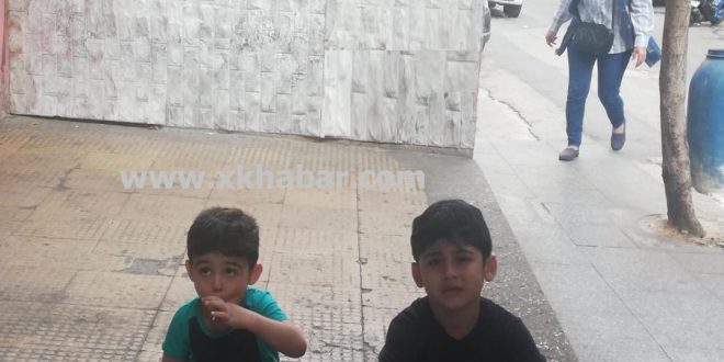 صورة طفلان يجلسان على الطريق في لبنان