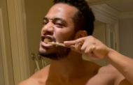 النمبر وان محمد رمضان عاريا يغسل أسنانه بالذهب ويثير الجدل